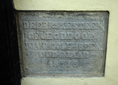 903216 Afbeelding van de eerste steen in de zijgevel van het pand Nieuwegracht 125 (bakkerij J. Moolenbeek), gelegd ...